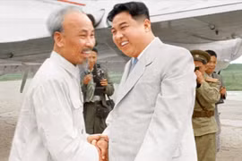 Chủ tịch Kim Nhật Thành chào đón Chủ tịch Hồ Chí Minh sang thăm Triều Tiên.