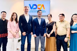 Đại diện Trung tâm đào tạo CRC, VDCA cùng đại diện 1C Việt Nam.