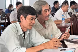 Ông Nguyễn Hồng Lạc (bên trái ảnh) cùng cán bộ đơn vị đã quen thao tác trên các ứng dụng di động và mini app Tây Ninh Smart.