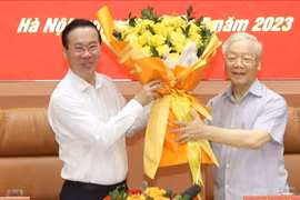 Tổng Bí thư Nguyễn Phú Trọng - Bí thư Quân ủy Trung ương - chúc mừng Chủ tịch nước Võ Văn Thưởng được Bộ Chính trị chỉ định tham gia Ban Thường vụ Quân ủy Trung ương.