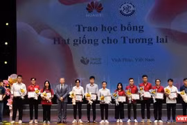Ông Fang Yu - Phó Tổng Giám đốc Huawei Việt Nam trao tặng học bổng cho các sinh viên tài năng tại Techfest Vĩnh Phúc 2022.