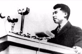 Chủ tịch Kim Nhật Thành phát biểu trước người dân Bình Nhưỡng sau chiến thắng phát xít Nhật, tháng 8/1945