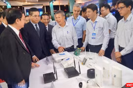 Các đại biểu tham quan gian hàng của VNPT tại Techfest vùng đồng bằng sông Hồng 2023.