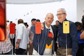 Ông Tim Cook và Jony Ive trong buổi lễ ra mắt iPhone 2018. Ảnh: 9to5mac