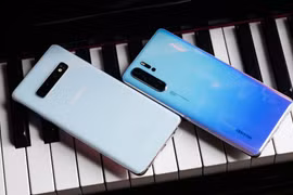 Huawei P30 Pro và Samsung Galaxy S10 Plus. Ảnh minh họa: Android Authority