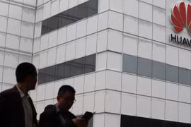 Cấm cửa Huawei sẽ làm giảm khả năng giám sát của phương Tây với công nghệ Trung Quốc. Ảnh minh họa: WSJ