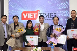 Ban Lãnh đạo VietTimes trao Bằng khen cho các cá nhân có nhiều đóng góp cho sự phát triển của Tạp chí trong năm 2018.