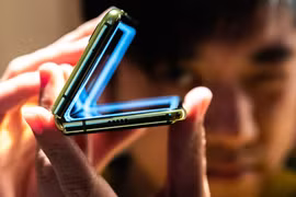 Galaxy Fold hỏng khi trên tay chuyên gia chưa đầy 1 ngày. Ảnh: CNN