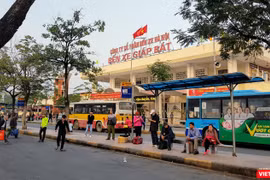 Quang cảnh bên ngoài Bến xe Giáp Bát một ngày trước Tết Nguyên đán