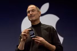 Steve Jobs giới thiệu chiếc iPhone đầu tiên vào năm 2007. Ảnh: Tom's Guide.