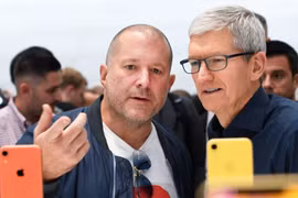Ông Jony Ive (phải) và CEO Apple Tim Cook (trái). Ảnh: CNBC
