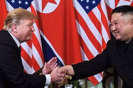 Tổng thống Donald Trump bắt tay Chủ tịch Triều Tiên Kim Jong Un tại Hà Nội. Ảnh: CNN