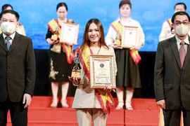 Đại diện Venesa, bà Vương Thị Huyền Trang nhận cúp và bằng chứng nhận