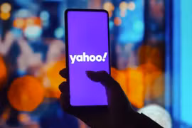 Logo Yahoo được đặt bên ngoài văn phòng của công ty ở Santa Clara, California (Ảnh: AP Photo)