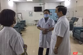 Đoàn kiểm tra số 1 của Bộ Y tế và Sở Y tế Hà Nội trong chuyến kiểm tra công tác chống dịch COVID-19 tại các bệnh viện chuyên khoa phổi, thận trên địa bàn TP.