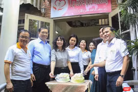 Ông Huỳnh Đức Thơ - Chủ tịch UBND TP Đà Nẵng và lãnh đạo Hội Nhà báo TP Đà Nẵng sự kiện Ly cà phê yêu thương kỷ niệm 95 năm ngày Báo chí Cách mạng Việt Nam