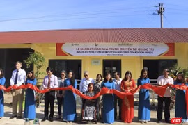 Đại diện cơ quan Phát triển Quốc tế Hoa Kỳ (USAID), Trung tâm hành động vì sự phát triển cộng đồng (ACDC), Ban quản lý dự án và Bệnh viện phục hồi chức năng và y học cổ truyền tại lễ khánh thành nhà trung chuyển đầu tiên ở tỉnh Quảng Trị. (ảnh USAID)