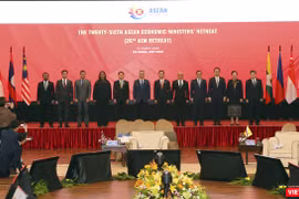 Các Bộ trưởng Kinh tế ASEAN (AEM) chụp ảnh lưu niệm tại hội nghị Bộ trưởng Kinh tế ASEAN hẹp lần thứ 26 diễn ra tại Đà Nẵng 
