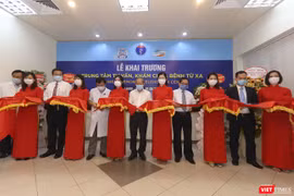 Quang cảnh buổi khai trương Trung đưa Trung tâm Tư vấn, khám chữa bệnh từ xa, ứng dụng hệ thống Telehealth vào phục vụ chăm sóc sức khỏe người dân tại Bệnh viện Trung ương Huế.