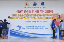 Sáng 20/4, 2 cây ATM gạo đặt tại trụ sở Thành đoàn Đà Nẵng đã chính thức hoạt động, góp phần chia sẻ khó khăn với người dân