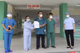 Bệnh nhân mắc COVID-19 thứ 445 điều trị tại Bệnh viện Phổi Đà Nẵng trong buổi xuất viện sáng 12/8.