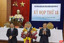 Ông Hồ Quang Bửu (đứng giữa) tại kỳ họp thứ 15 HĐND tỉnh Quảng Nam nhiệm kỳ 2015-2020 diễn ra hôm 21/4
