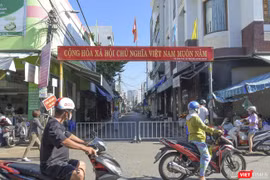 Chiều qua (28/7), các tuyến đường dẫn vào chợ An Hải Đông và khu vực nhà bệnh nhân mắc COVID-19 ở Đà Nẵng bị phong tỏa