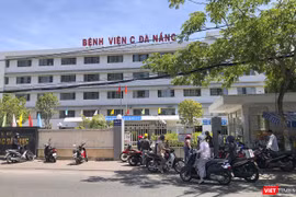 Sáng 24/7, cổng chính của Bệnh viện C (Đà Nẵng) đã được đóng, hạn chế người ra vào