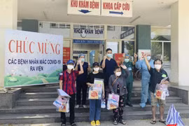 Các bệnh nhân mắc COVID-19 được Bệnh viện dã chiến Hòa Vang cho xuất viện chiều ngày 3/9