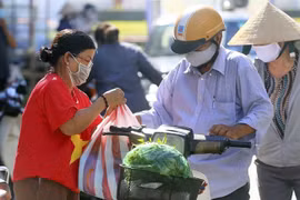 Tiểu thương tại các chợ mặc áo đỏ sao vàng cổ động cho các bác sĩ tuyến đầu chống dịch COVID-19