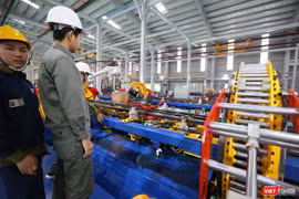 Công nhân làm việc tại nhà máy xe bus của Thaco đóng tại Chu Lai, Quảng Nam