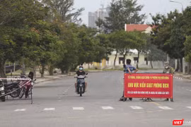 Chốt phong tỏa, cách ly y tế tại khu dân cư dẫn vào các chung cư trên địa bàn phường Nại Hiên Đông, TP Đà Nẵng