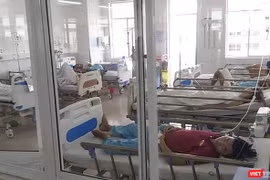 Các bệnh nhân bị ngộ độc thực phẩm do ăn phải đồ nhiễm khuẩn điều trị tại Bệnh viện Đà Nẵng