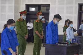 Các bị cáo tại phiên tòa xét xử vụ án “Tổ chức cho người khác nhập cảnh Việt Nam trái phép” diễn ra sáng 29/8.