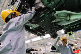 Công nhân nhà máy sản xuất xe ô tô Thaco tại Quảng Nam