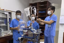 Ê kíp bác sỹ của Bệnh viện Chợ Rẫy cùng thiết bị y tế ra Đà Nẵng cùng Bệnh viện Đà Nẵng điều trị cho bệnh nhân mắc COVID-19 thứ 416 (ảnh Bệnh viện Chợ Rẫy)