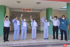 Các bệnh nhân COVID-19 gồm BN 423, BN 424, BN 441 và BN 442 tại buổi xuất viện sáng nay (10/8).
