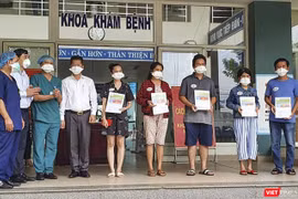 5 bệnh nhân COVID-19 vừa được viện sáng nay tại Bệnh viện dã chiến Hòa Vang 