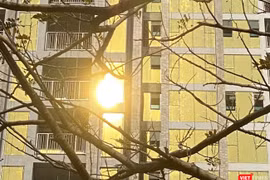 Kính phản quang màu vàng tại Tổ hợp khách sạn và căn hộ P.A Tower (trên đường Như Nguyệt) gây chói