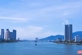 Thành phố Đà Nẵng nhìn từ sông Hàn