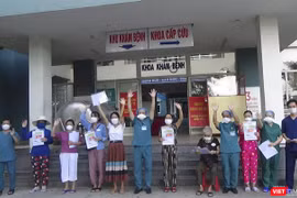 Các bệnh nhân điều trị tại Bệnh viện dã chiến Hòa Vang được xuất viện chiều ngày 16/8.