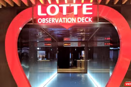 Cổng vào Đài quan sát Lotte
