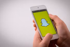 Barnardo cảnh báo rằng Snapchat, Instagram và Twitter đang có tác động 'đáng lo ngại' đối với sức khỏe cũng như tâm lý của những người dưới 18 tuổi. Ảnh: The Guardian
