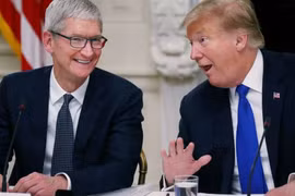 CEO Tim Cook (trái) và Tổng thống Donald Trump (phải). Ảnh: CNBC