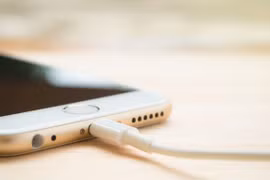 Mới đây, một số báo cáo cho rằng iPhone 2021 sẽ hoàn toàn sử dụng sạc không dây. Ảnh: Interesting Engineering