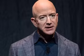 Tỷ phú Jeff Bezos đã trở thành người giàu nhất thế giới kể từ năm 2017, sau khi giá trị tài sản ròng của ông tăng vọt lên 160 tỷ USD. Ảnh: CNBC