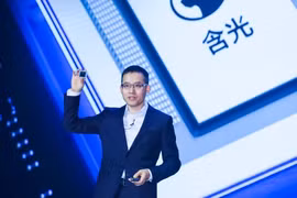 Jeff Zhang, Giám đốc Công nghệ của Alibaba đã tiết lộ chip AI đầu tiên công ty tự phát triển có tên Hanguang 800 tại Hội nghị điện toán Apsara vào ngày 25 tháng 9 năm 2019. Ảnh: CNBC