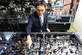 Giáo sư Akira Furusawa tại Đại học Tokyo, thuộc một nhóm nghiên cứu của Nhật Bản đang làm việc trong mảng điện toán lượng tử nhằm tìm cách chế tạo một cỗ máy lượng tử có thể làm việc ở nhiệt độ phòng. Ảnh: Nikkei Asian Review
