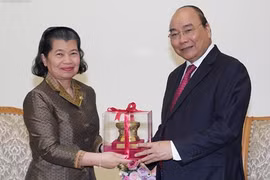 Thủ tướng Nguyễn Xuân Phúc tặng món quà kỉ niệm cuộc gặp gỡ cho Phó Thủ tướng Campuchia Men Sam An.