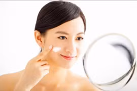 Trước khi trang điểm, bạn nên bôi một lớp dưỡng mỏng.